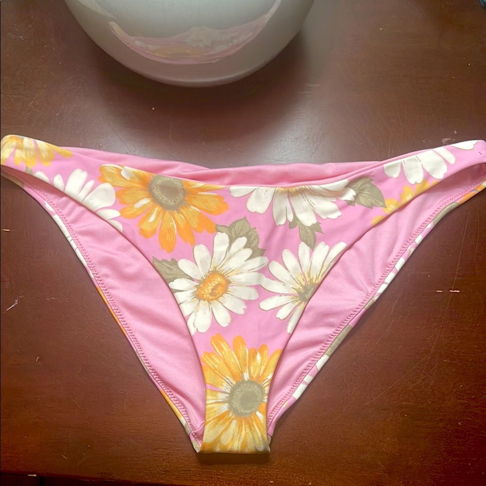 O’Neill bikini bottoms new with tags. Reversible. Size Large.